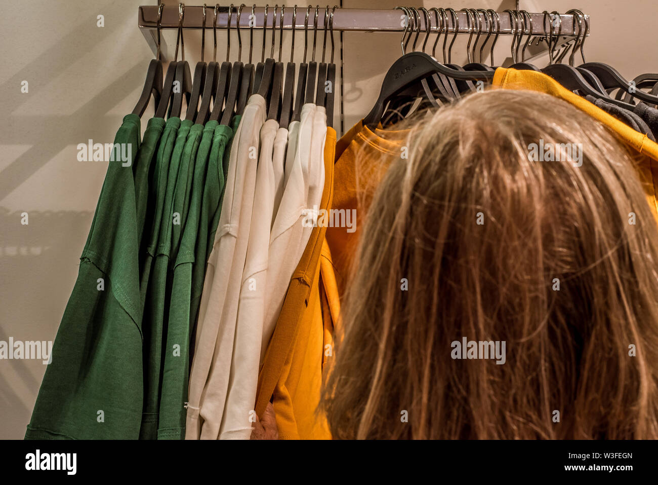 Donna abiti da shopping in un negozio scandinavo in Malmoe, Svezia, 22 maggio 2019 Foto Stock