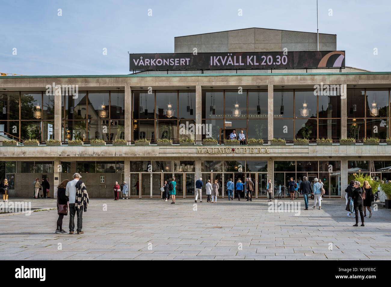 Persone in attesa di fronte a Malmö City Theatre, 23 maggio 2019, Malmo, Svezia Foto Stock