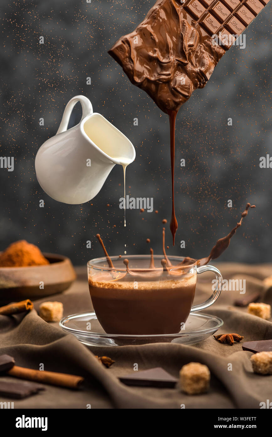 Cioccolata calda, arte composite shot con cioccolato fondente, schizzi e di colata di crema di latte Foto Stock