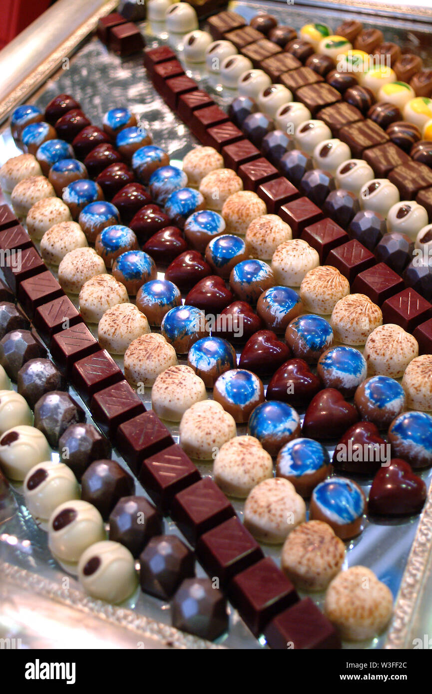 Il cibo italiano prodotto, assortimento di tradizionali cioccolatini piemontesi. Foto Stock