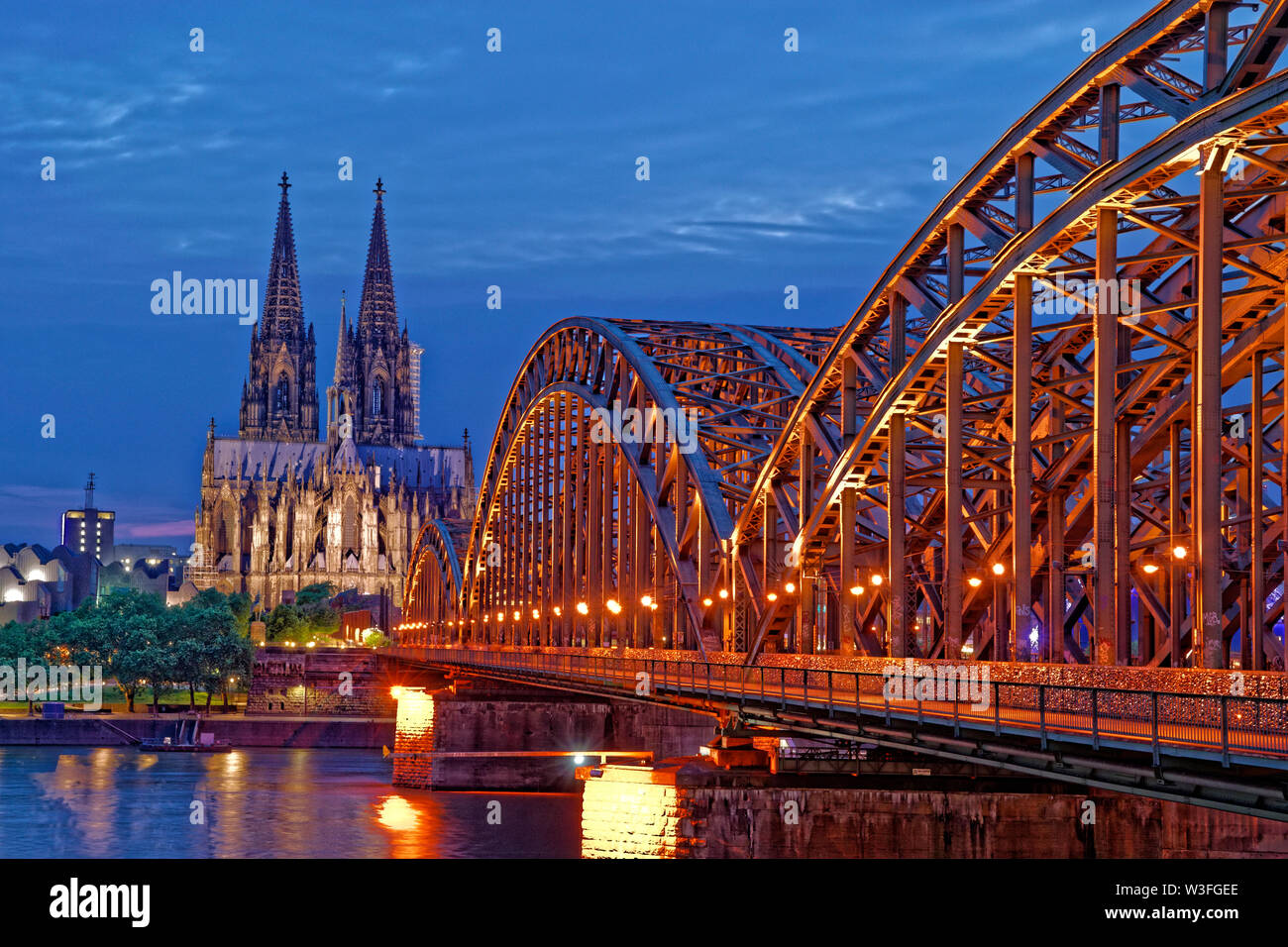 La cattedrale di Colonia e dal fiume Reno ponte ferroviario, Germania. Foto Stock