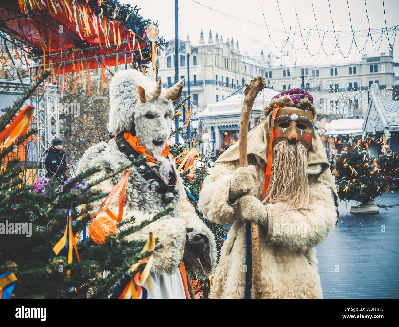 Mosca, Russia- Febbraio 2017: La mummers a camminare per le strade e divertire il popolo. Dissimulata in legno di goblin e il diavolo, gli attori svolgono il ruolo Foto Stock