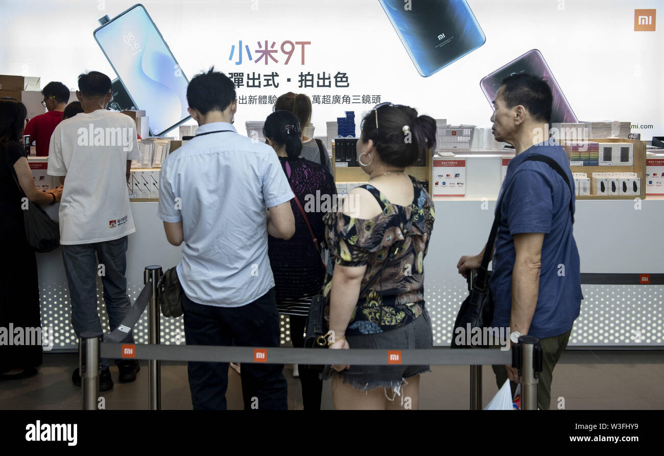 Hong Kong, Cina. 12 Luglio, 2019. I clienti acquistano cinese tecnologia multinazionale azienda prodotti Xiaomi a sua flagship store a Hong Kong Credit: Budrul Chukrut SOPA/images/ZUMA filo/Alamy Live News Foto Stock