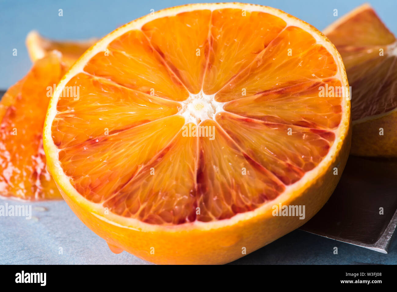 Dimezzato il sangue arancione con buccia e coltello, visualizzazione orizzontale Foto Stock
