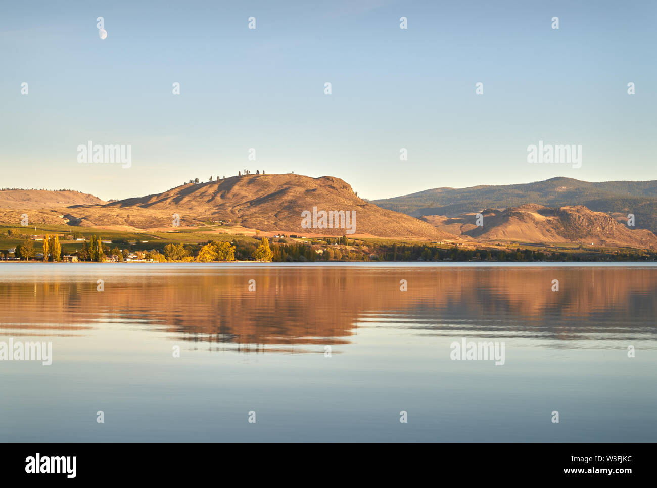 Osoyoos Lago di mattina e la Luna. Una mattina tranquilla sul lago Osoyoos, British Columbia, Canada. Foto Stock