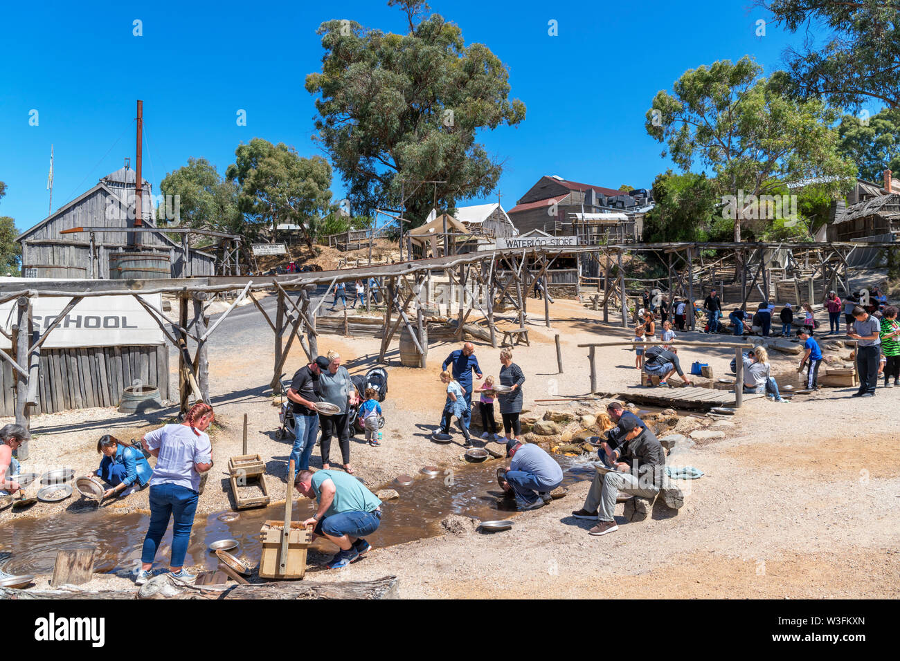 Visitatori panning per oro a Sovereign Hill, un museo a cielo aperto in oro antico città mineraria di Ballarat, Victoria, Australia Foto Stock