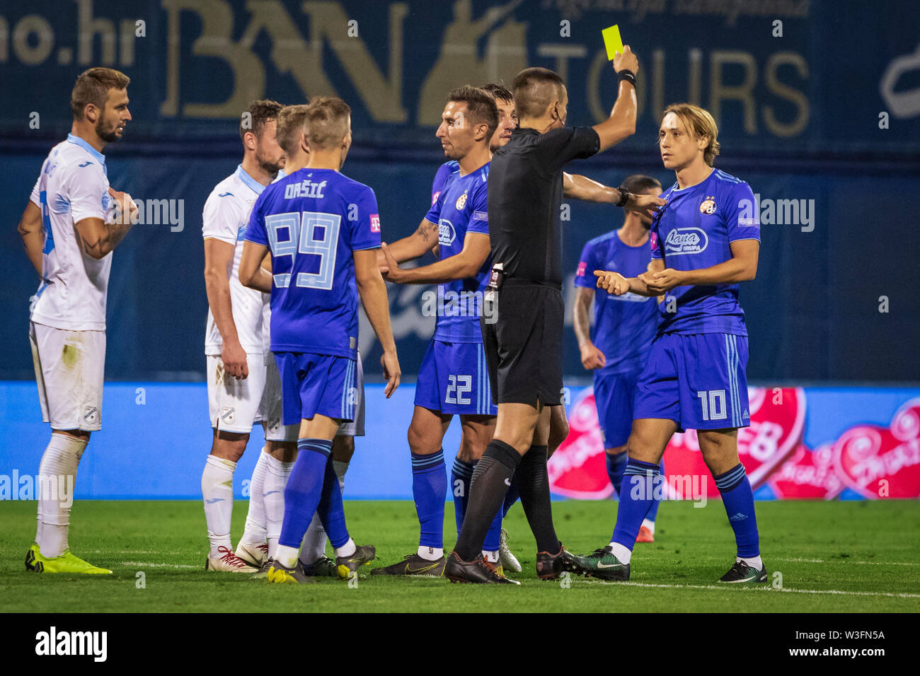 Zagabria, Croazia - Luglio 13, 2019: Lega croata Supercup, GNK Dinamo vs. HNK Rijeka. Lovro MAJER (10) ottenendo la scheda gialla Foto Stock