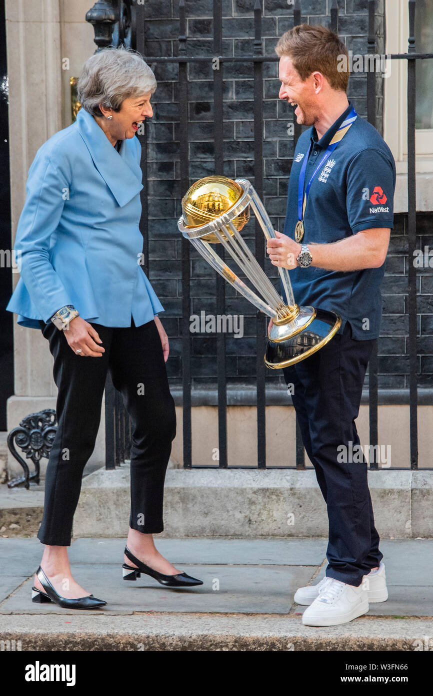 Londra, Regno Unito. Il 15 luglio 2019. Eoin Morgan, Inghilterra del capitano, mostra off la World Cup come il vittorioso di cricket visita Prime Minsiter Theresa Maggio al numero 10 di Downing Street. Credito: Guy Bell/Alamy Live News Foto Stock