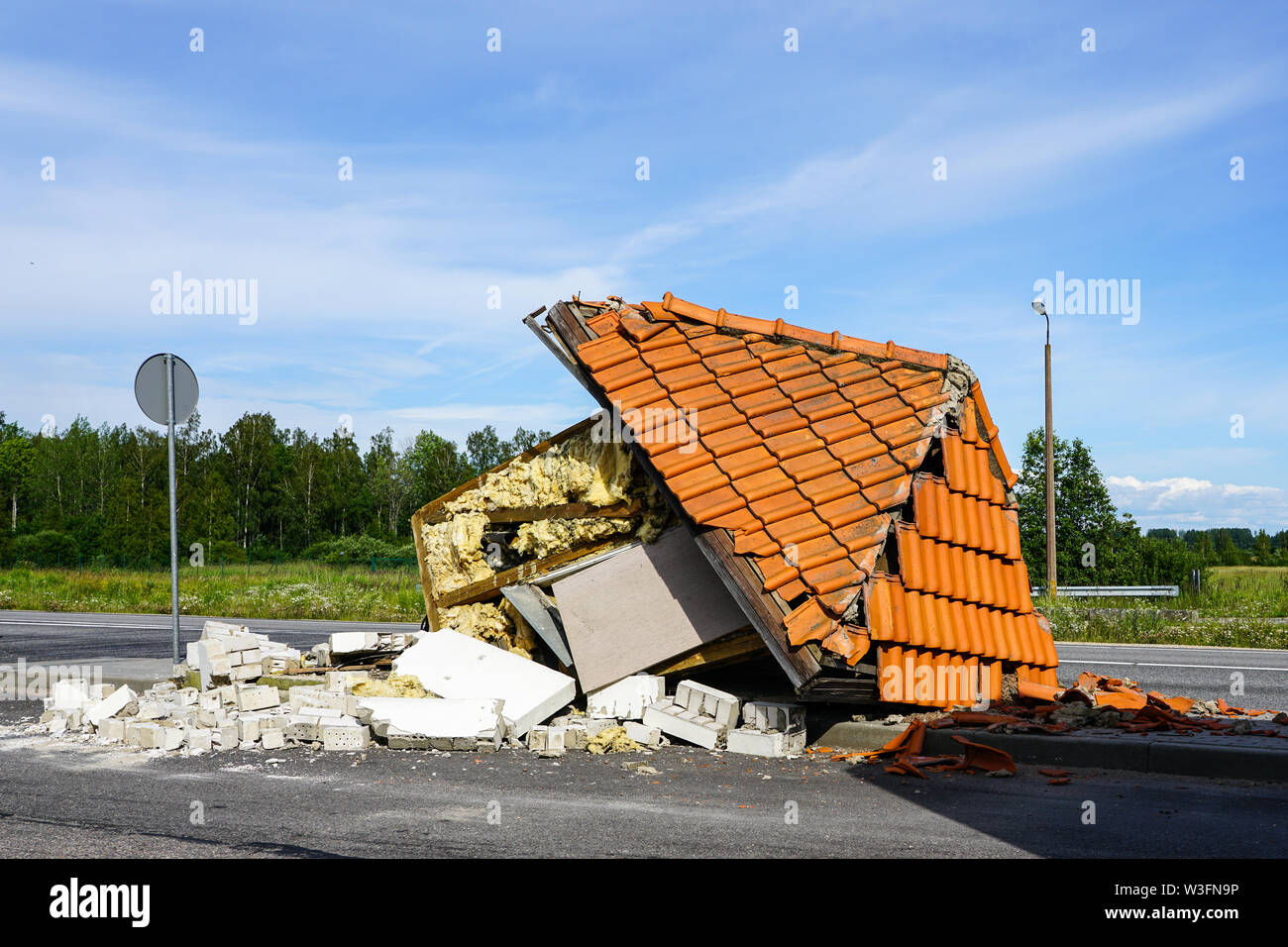 Piccola casa con tetto di tegole ribaltato Foto Stock