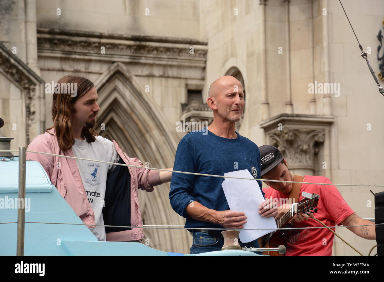 Estinzione della ribellione inscenare una protesta al di fuori della Royal Courts of Justice nel centro di Londra il 15 luglio 2019. Foto Stock