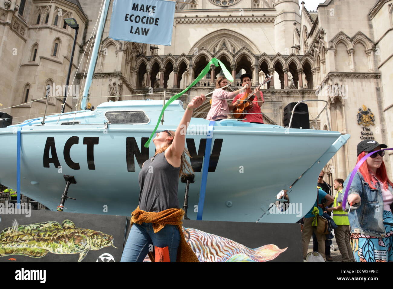 Estinzione della ribellione inscenare una protesta al di fuori della Royal Courts of Justice nel centro di Londra il 15 luglio 2019. Foto Stock