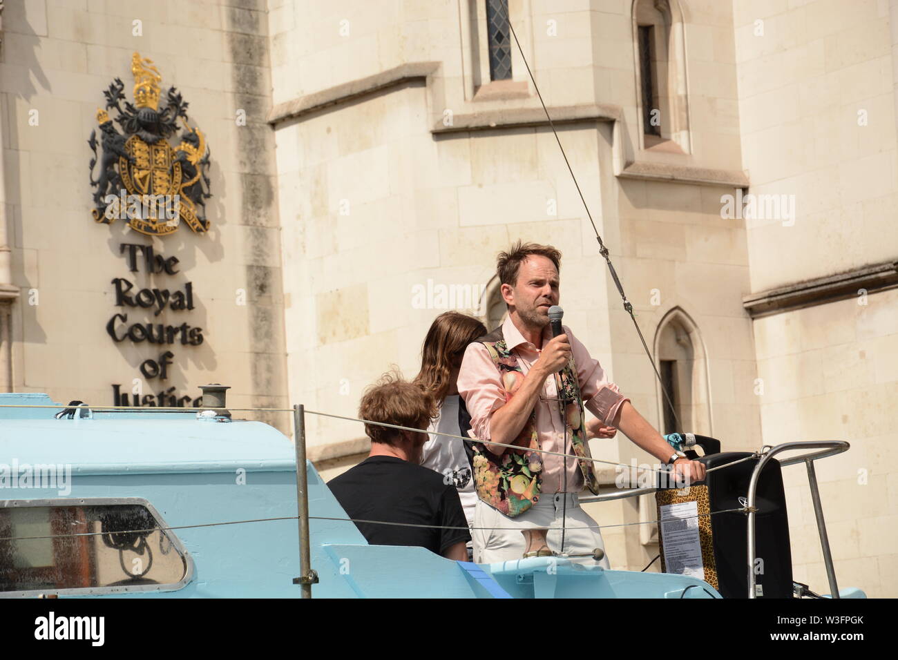 Estinzione della ribellione inscenare una protesta al di fuori della Royal Courts of Justice nel centro di Londra il 15 luglio 2019. Foto Stock