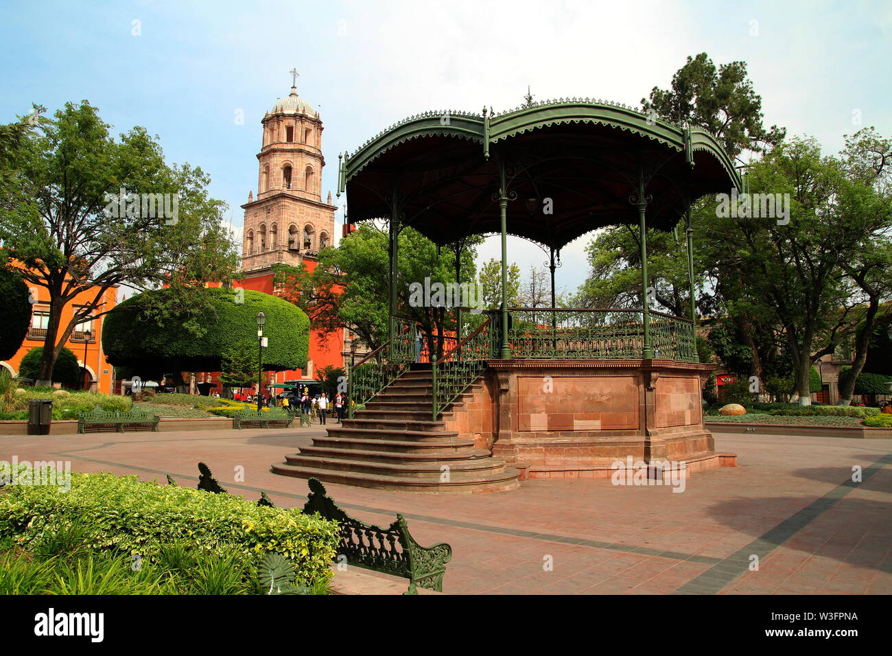 Zenea giardino. Jardin Zenea e il Tempio di San Francisco in Santiago de Querétaro, Qro, Messico. Foto Stock