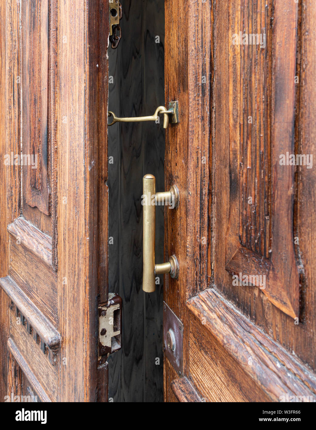 Aprire la porta anteriore sulla casa in Spagna Foto Stock