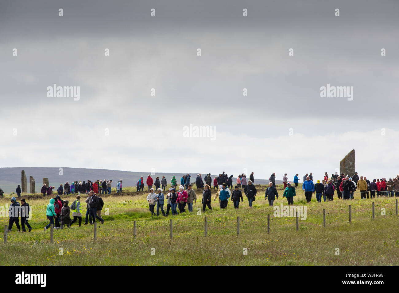 L'anello di Brodgar, un neolitico antico cerchio di pietra su Orkney completamente su Esegui con turisti provenienti da navi da crociera che ora chiamata in corrispondenza di Orkney a Foto Stock