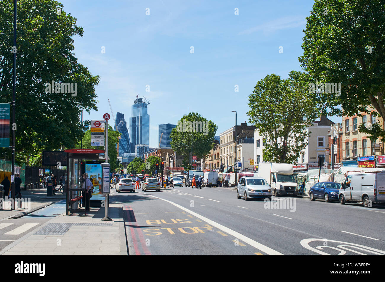 Whitechapel Road, East London UK, guardando ad ovest verso la città di Londra Foto Stock