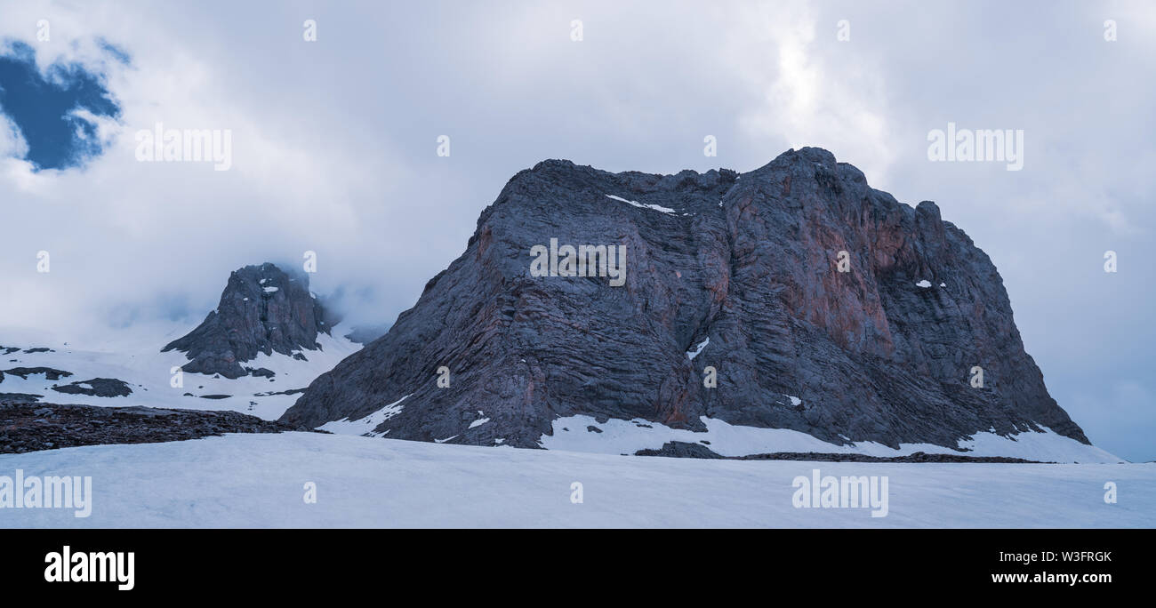 Incantevole paesaggio invernale con coperte di neve rocce e montagne.Turchia,Nigde. Foto Stock