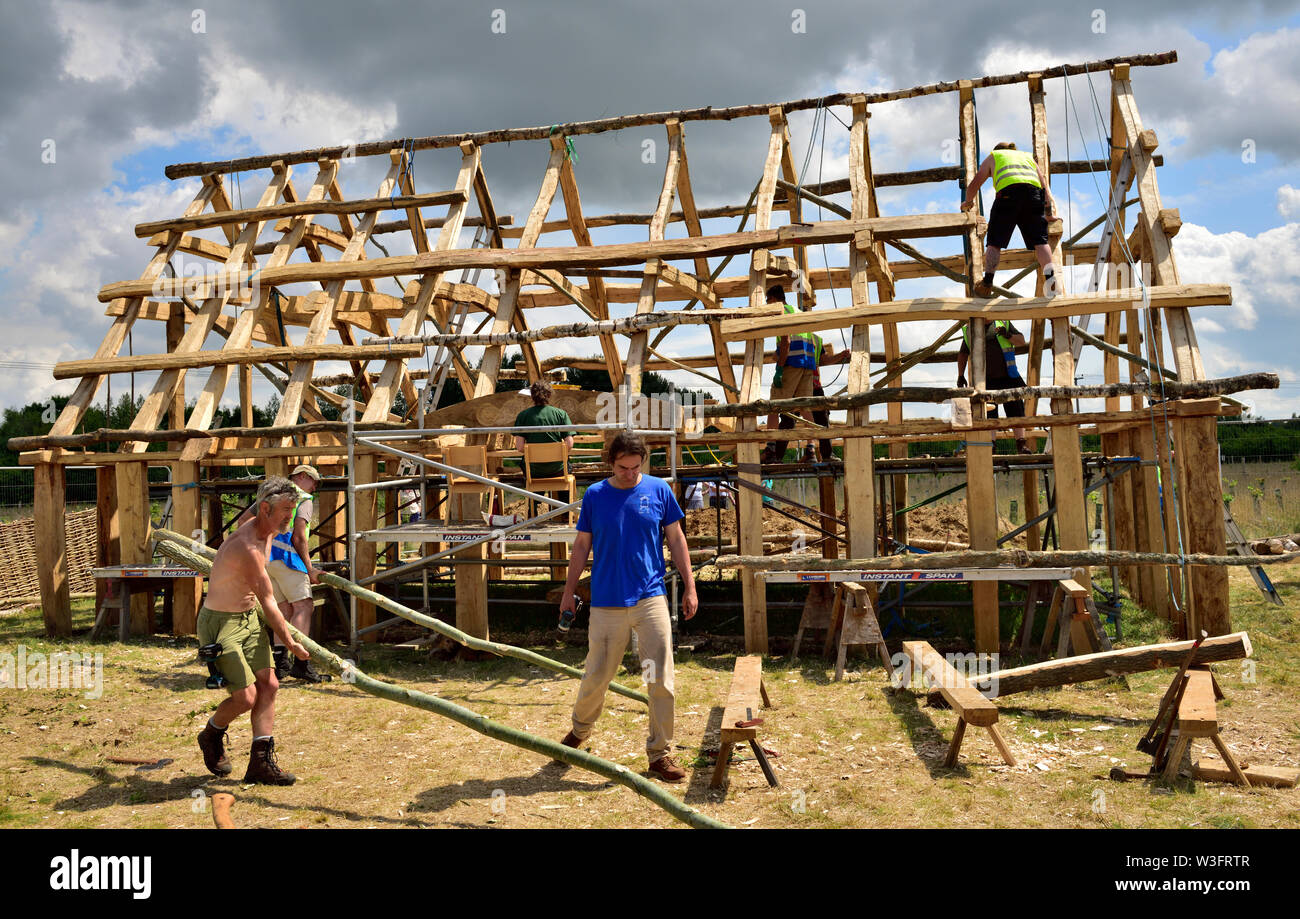 La costruzione di una tradizionale Anglo Sassone pesanti stile oak incorniciato edificio della sala da parte dei membri di falegnami Fellowship Foto Stock