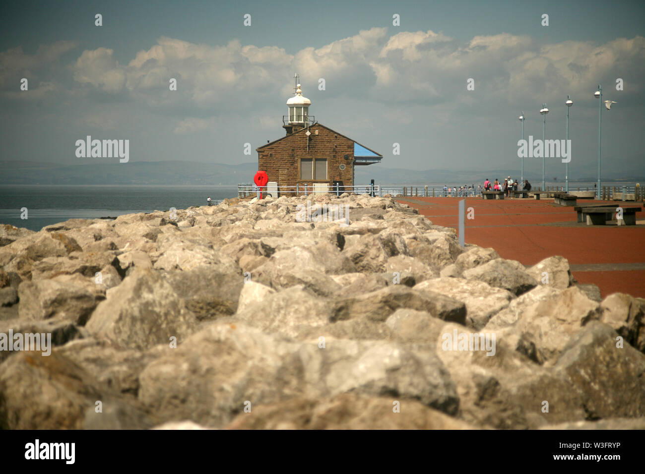 Morecambe Bay, Morecambe, Lancashire, Inghilterra, 15 luglio 2019. Le persone che si godono il sole estivo. La stazione jetty edificio è mostrato © GedNoonan/al Foto Stock