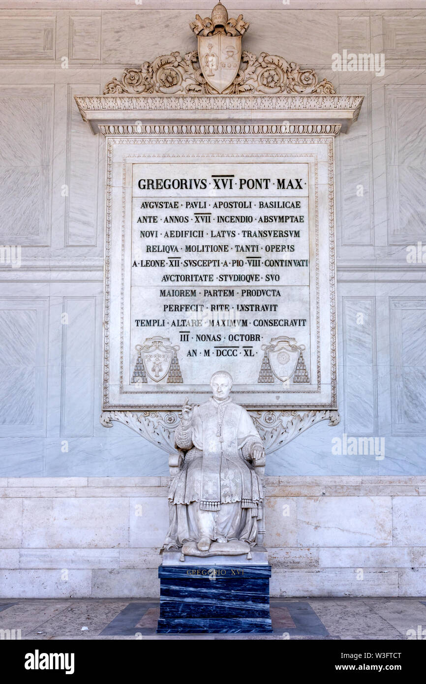 La statua di Papa Gregorio XVI presso la Basilica di San Paolo fuori le Mura a Roma, lazio, Italy Foto Stock