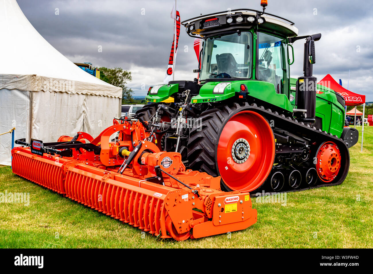 Moderni Trattori agricoli e macchine agricole a una fiera di paese e  spettacolo agricolo nel Leicestershire .UK Foto stock - Alamy