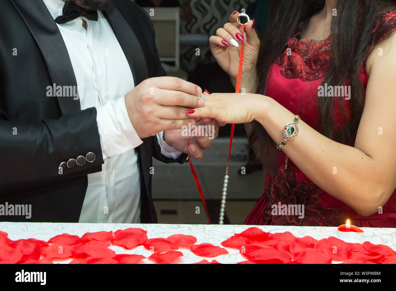 Gli anelli e le mani della sposa e lo sposo. giovani sposi alla cerimonia. matrimonio. l uomo e la donna in amore. Due persone contente e celebrando diventando famiglia . Foto Stock