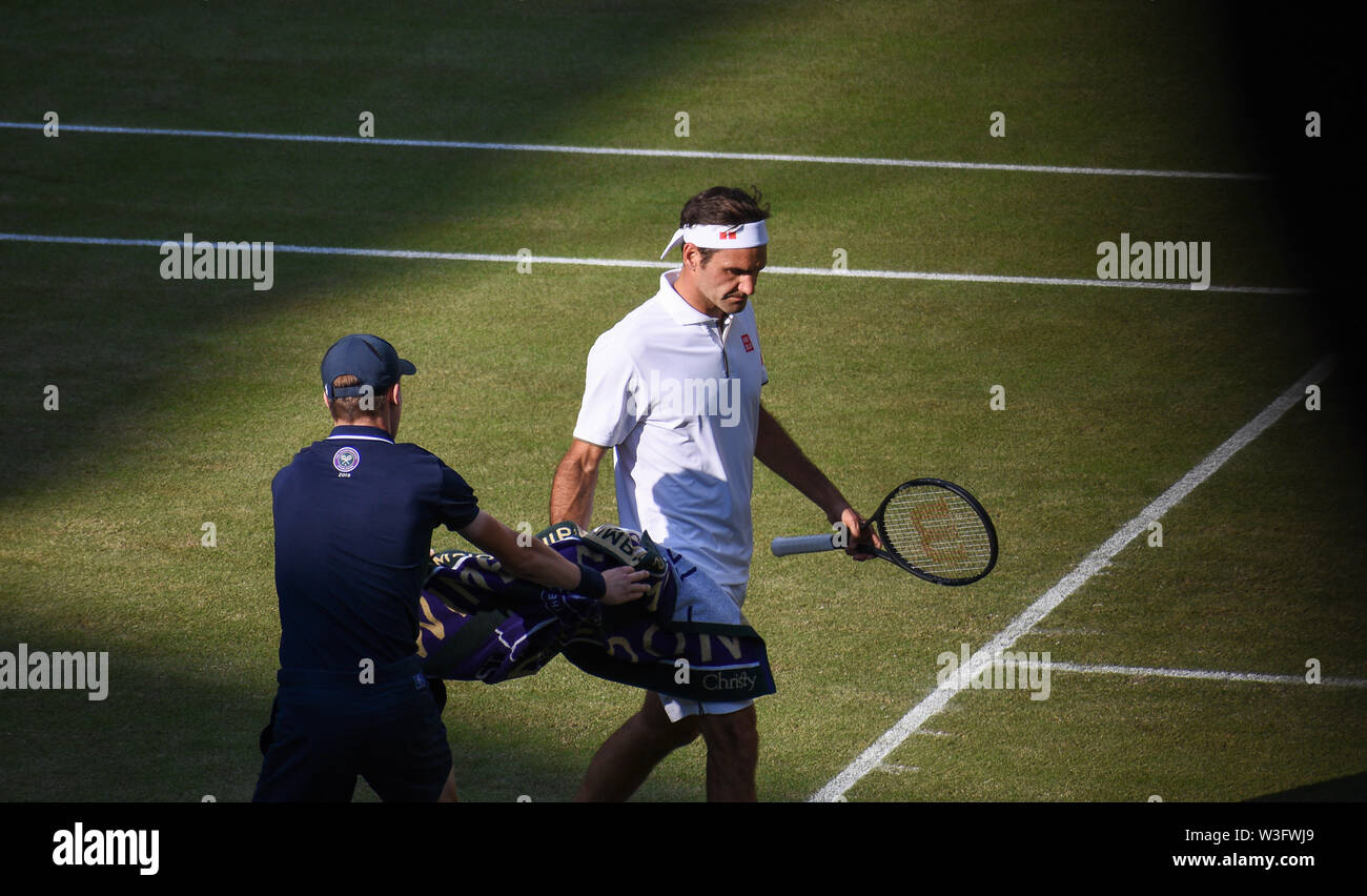 Roger Federer sul Centre Court durante il torneo di Wimbledon Mens Semi Finali Match contro Rafael Nadal. Foto da Nigel Bramley Foto Stock