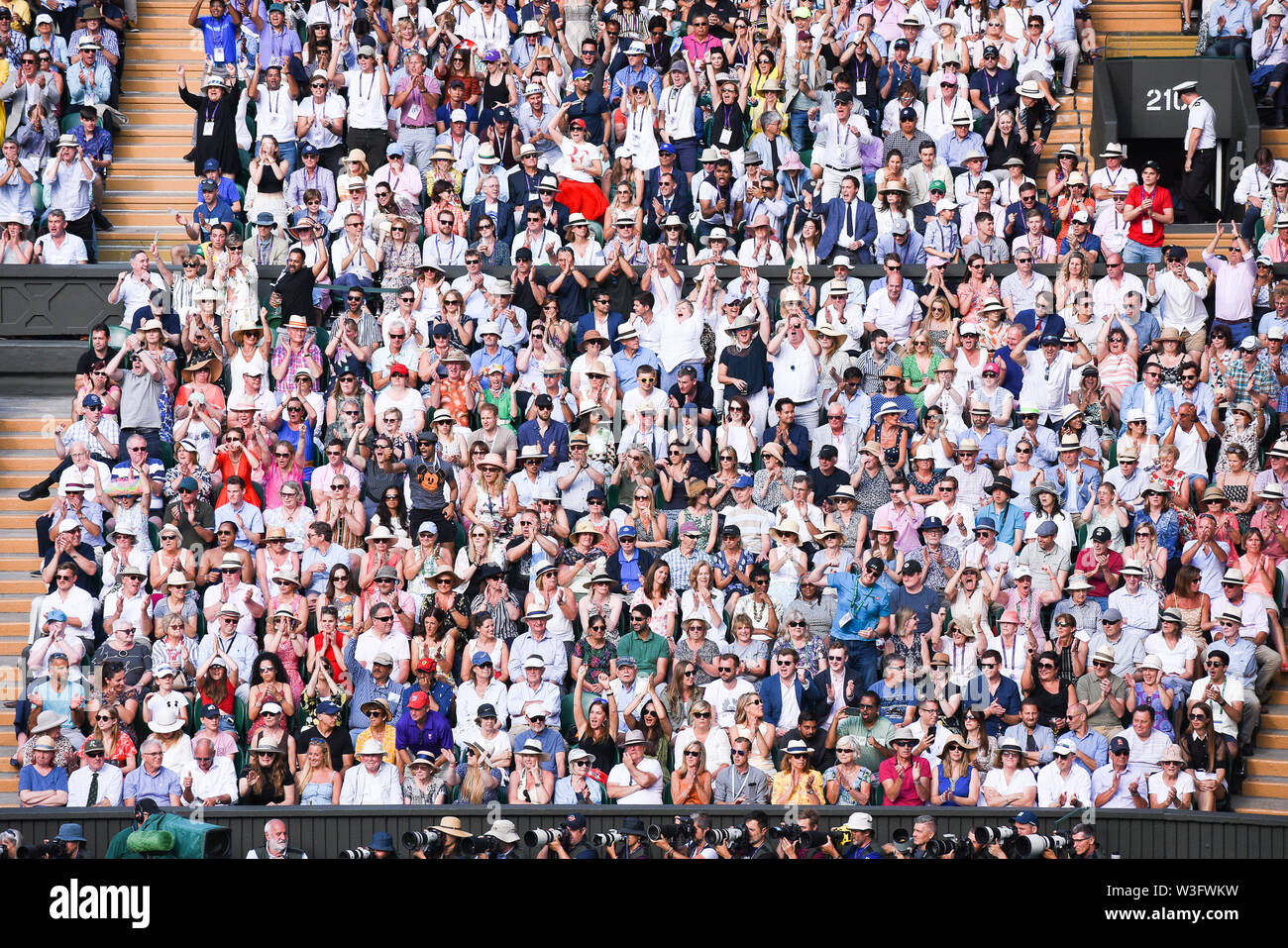 La folla celebrare Roger Federer tenendo il set durante la mens semi final match contro Rafael Nadal sul Centre Court di Wimbledon. Foto di Ni Foto Stock