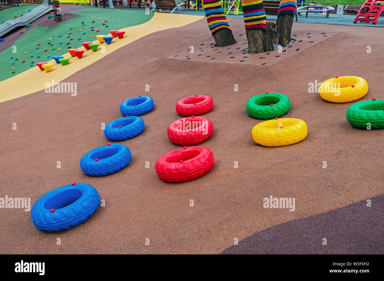 Il parco giochi per i bambini con multi-colore di pneumatici realizzato in  metallo, plastica, legno e gomma anti-rivestimento antiurto Foto stock -  Alamy