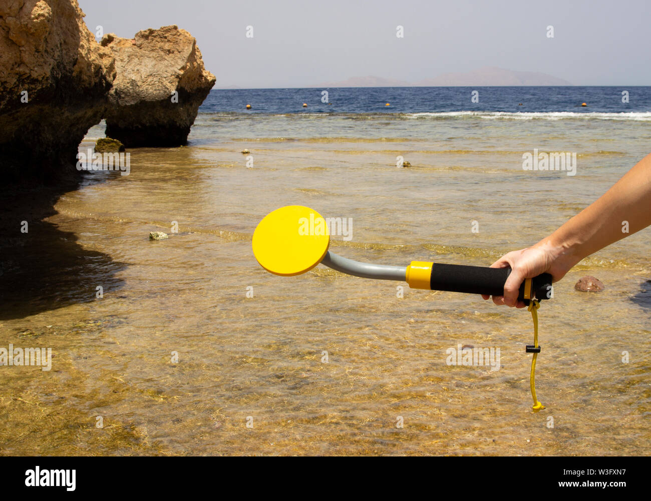 La foto di monete d oro e d argento raccolti con l'aiuto di subacquea metal detector. La ricerca del tesoro ed avventura turistica dello sfondo. Foto Stock