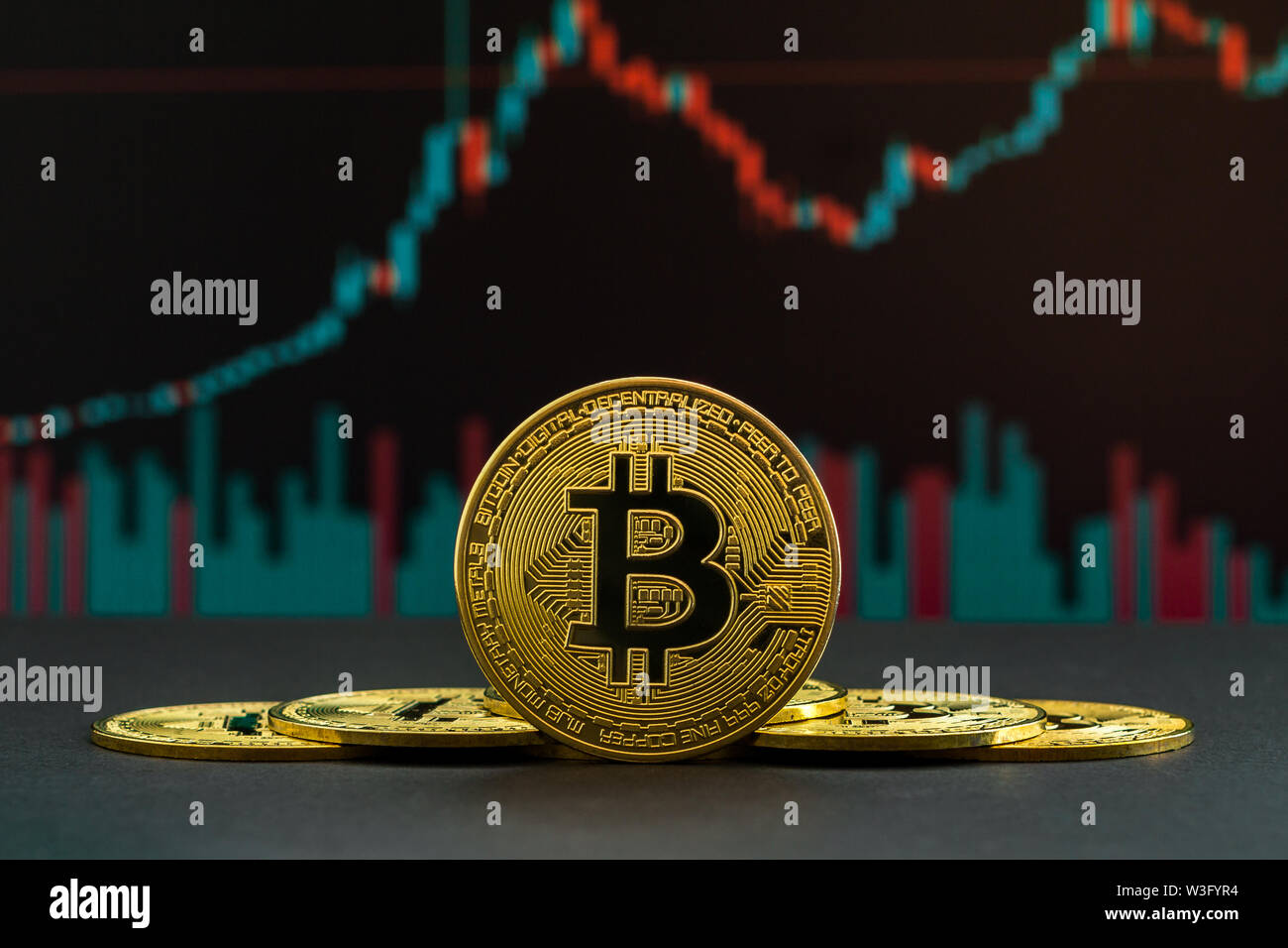 Tendenza rialzista di Bitcoin cryptocurrency mostrato da verde e candele rosse. Moneta di BTC nella parte anteriore del grafico di trading Foto Stock