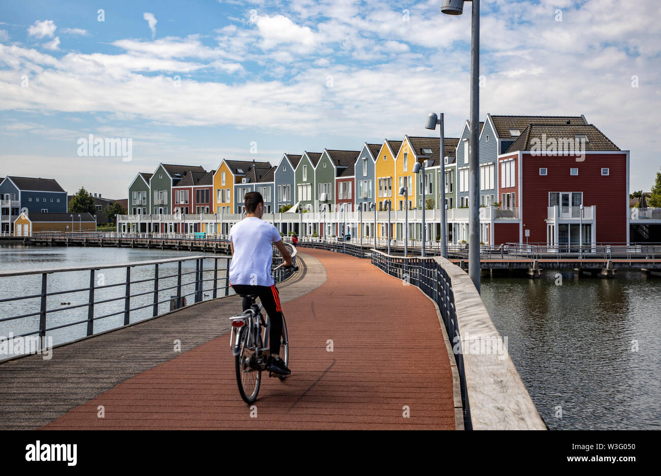 Piccola città Houten vicino a Utrecht, nei Paesi Bassi, le biciclette hanno la priorità in 50.000 abitanti della città generosa, piste ciclabili, molte aree di svago, wate Foto Stock