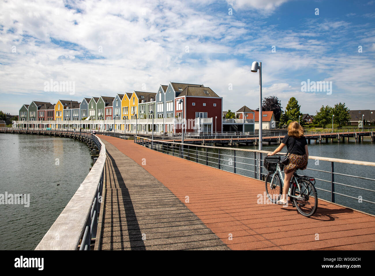 Piccola città Houten vicino a Utrecht, nei Paesi Bassi, le biciclette hanno la priorità in 50.000 abitanti della città generosa, piste ciclabili, molte aree di svago, wate Foto Stock