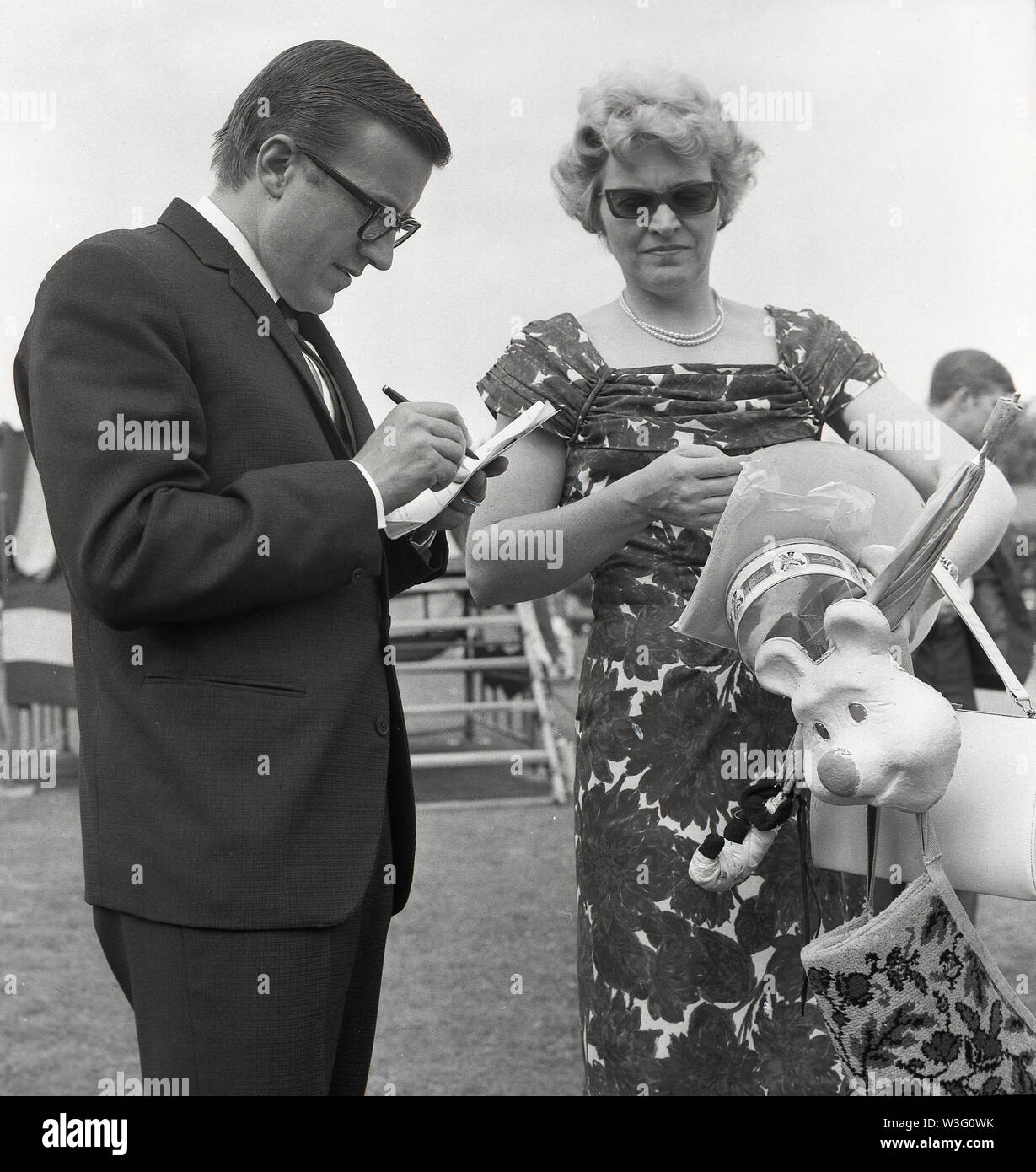 1967, storico, il leggendario musicista e presentatore televisivo, Roy Castello, firma un autografo per una signora in un villaggio di estate fete, Speen, Buckinghamshire, Inghilterra, Regno Unito. Foto Stock