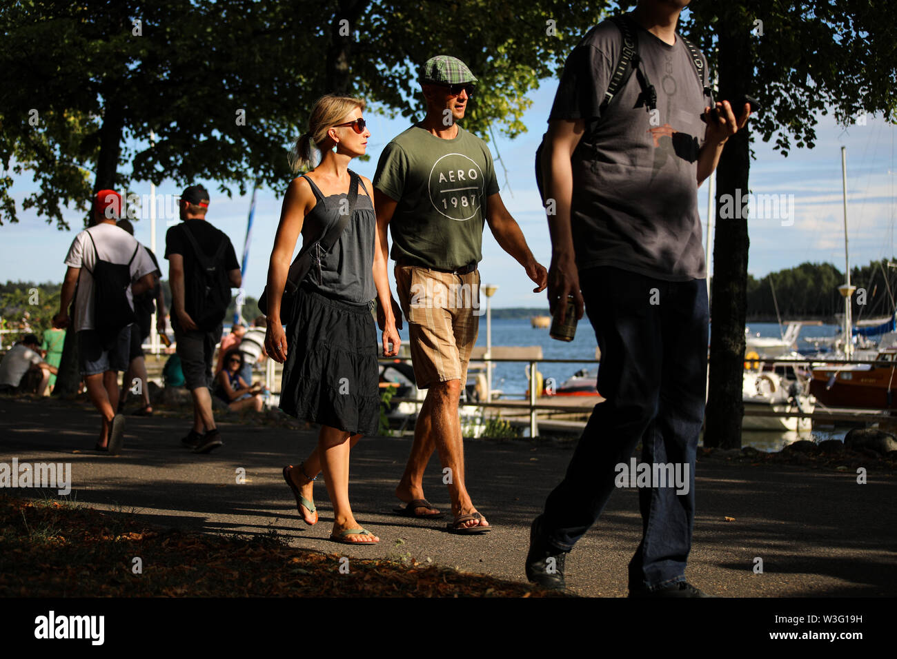 Matura in estate i panni di passeggiare lungo il mare Merihaka durante Kallio Block Party 2018 a Helsinki in Finlandia Foto Stock
