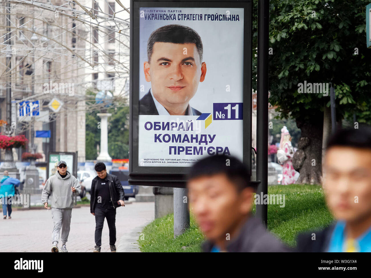 La gente a piedi passato una campagna elettorale affissioni del Pime ucraino Volodymyr Ministro Groysman chiamato strategia ucraino di Volodymyr Groysman partito politico a Kiev in Ucraina.L'inizio alle elezioni del Parlamento europeo avranno luogo in Ucraina il 21 luglio 2019. Secondo i sondaggi di opinione sul 2019 ucraino elezioni parlamentari, 5 parti sarà in grado di entrare in parlamento ucraino : il Presidente ucraino Volodymyr Zelensky partito chiamato servo del Popolo con il 41,5%, pro-russo piattaforma di opposizione - per la vita con il 12,5%, parte vocale della Ukrainian rock star Svyatoslav Vakarchuk con 8,8%, UE Foto Stock