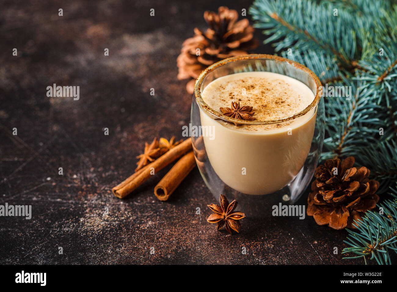 Zabaione di natale in un bicchiere in uno sfondo di Natale. Foto Stock