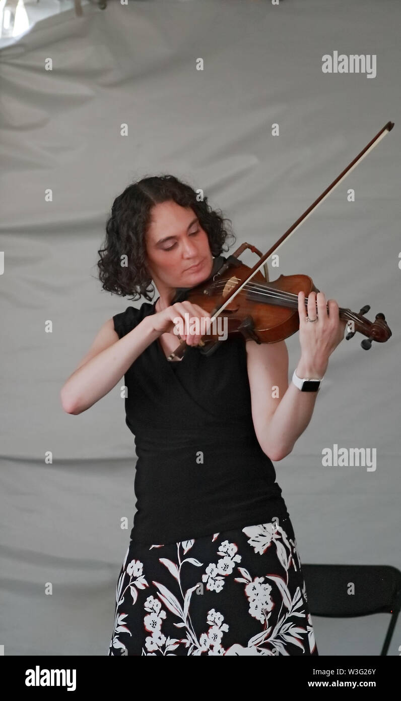Littleton, Colorado - Luglio 13, 2019: il violinista di fila indigenti Irish Band esibirsi sul palco di Colorado Festival irlandese. Foto Stock