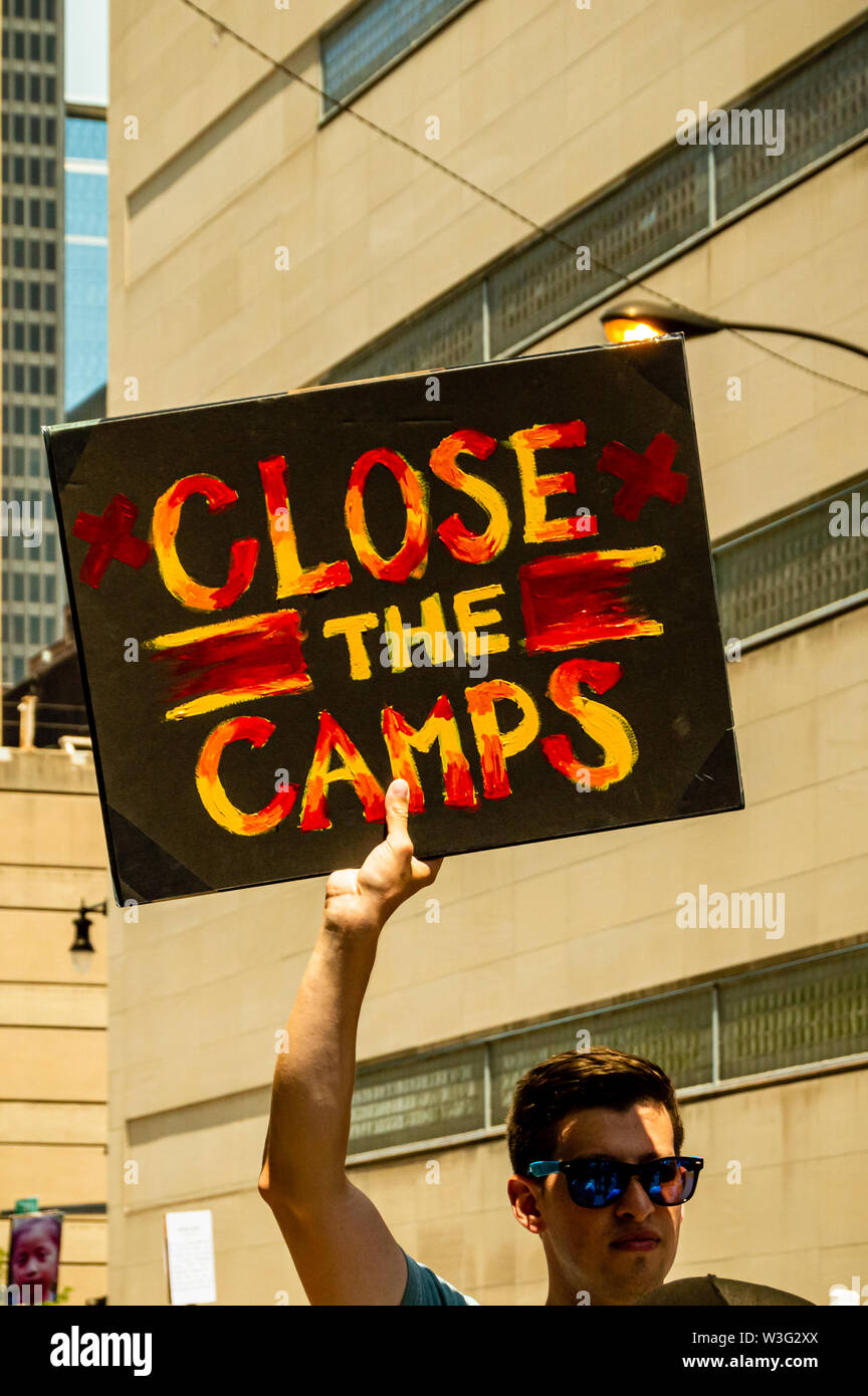 Downtown, Chicago-July 13, 2019: protesta contro il ghiaccio e doganali e di pattuglia di confine nei centri di detenzione. Un uomo che tiene un cartello che recita "chiudere i campi" Foto Stock