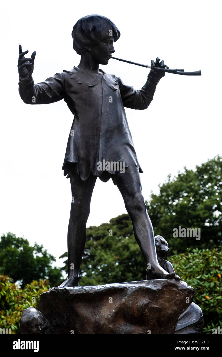 Statua di bronzo di Peter Pan dello scultore Pietro Frampton al di fuori della Casa delle Palme a Sefton Park, Liverpool (UK). Solo 7 sculture erano espressi dall'orig Foto Stock