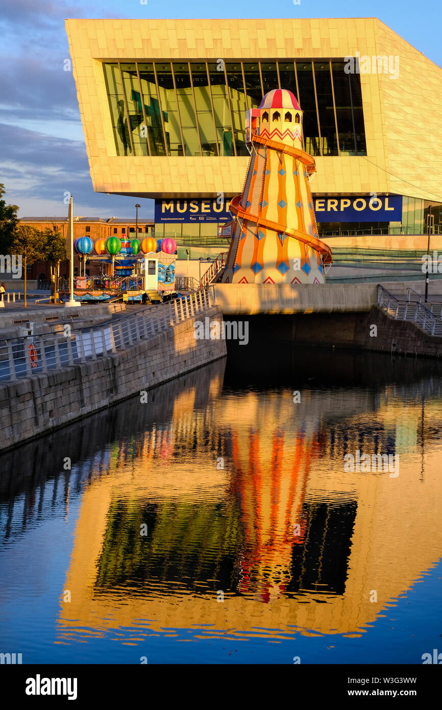 Museo di Liverpool, una popolare attrazione turistica al waterfront accanto al fiume Mersey a Liverpool (Regno Unito) Foto Stock