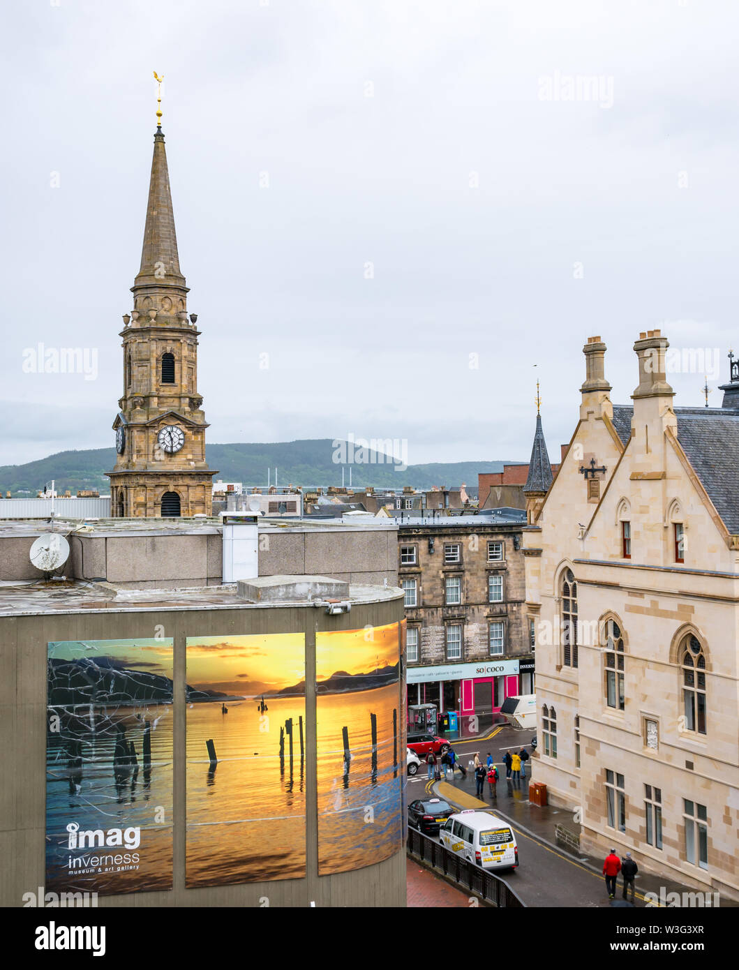 Vista dall'alto di Inverness Museum & Art Gallery e Tolbooth Steeple, Inverness, Scotland, Regno Unito Foto Stock