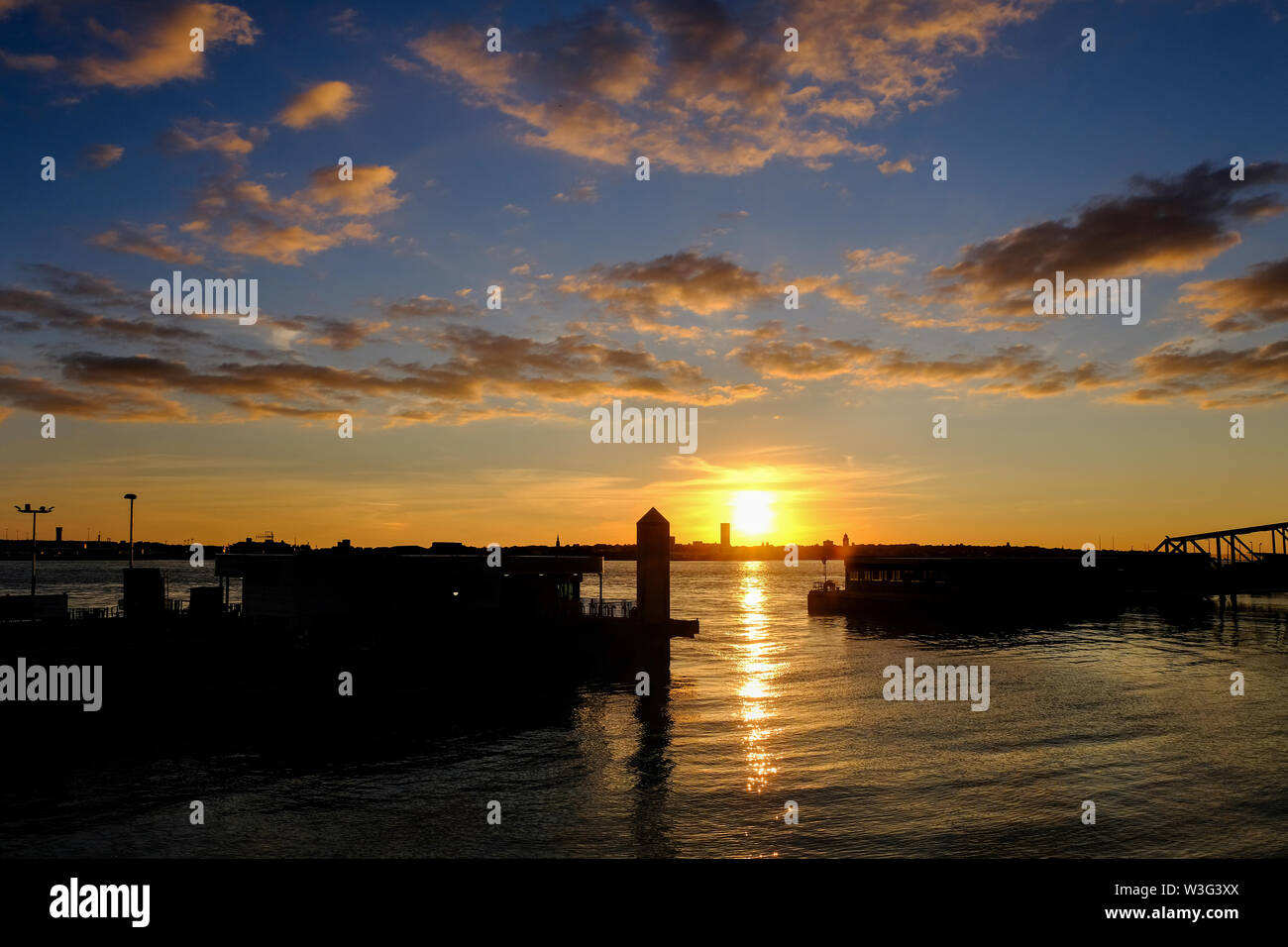 Sun andando verso il basso sopra il fiume Mersey a Liverpool (Regno Unito) Foto Stock