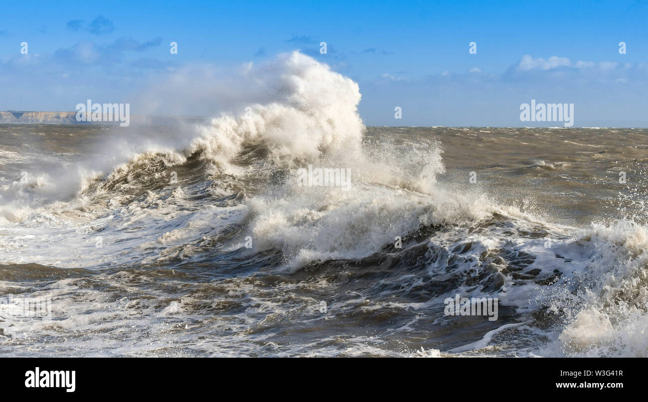 Mare increspato con spray da onde in una giornata di vento Foto Stock