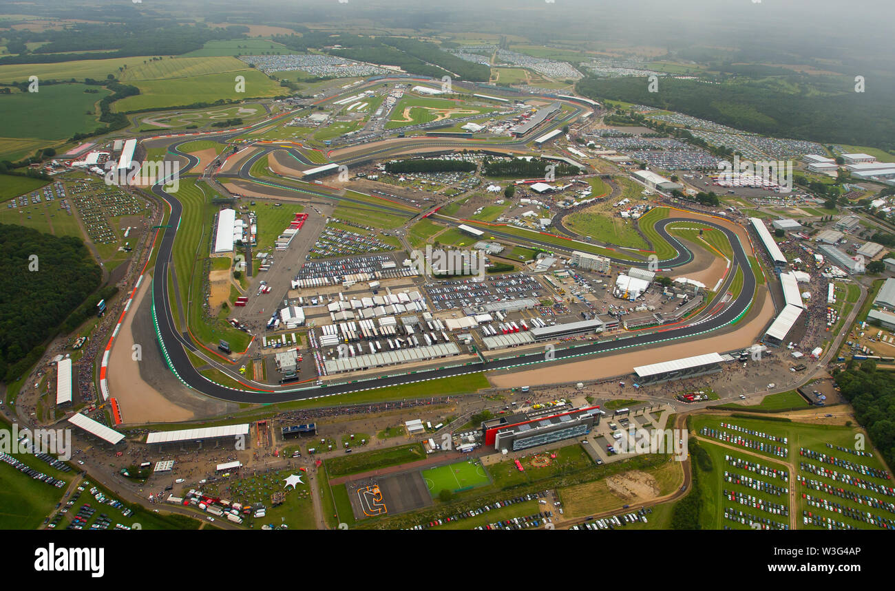 Una veduta aerea del circuito di Silverstone su F1 il giorno della gara 2019 da un elicottero sopra il circuito del Northamptonshire. Foto Stock