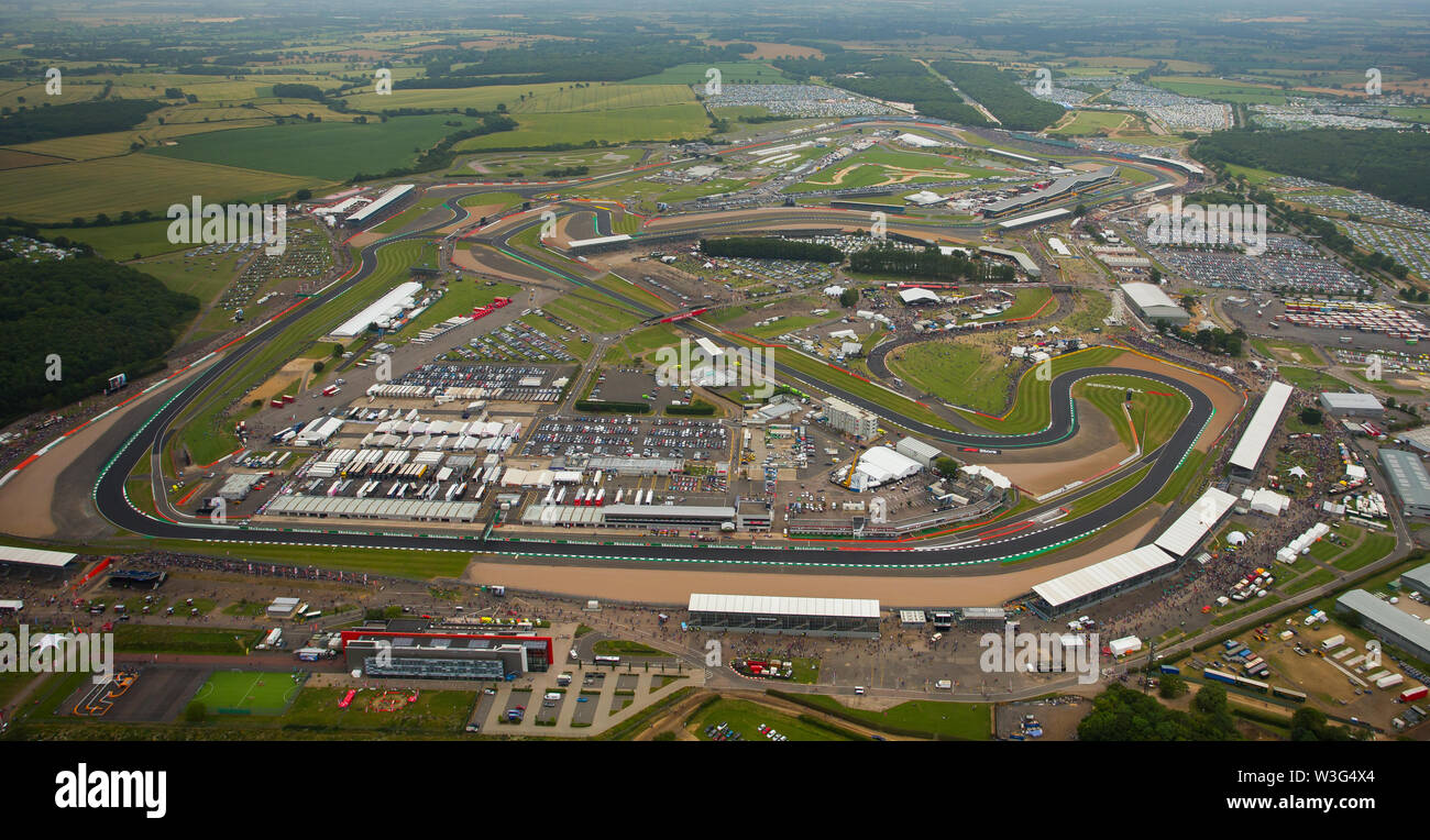 Una veduta aerea del circuito di Silverstone su F1 il giorno della gara 2019 da un elicottero sopra il circuito del Northamptonshire. Foto Stock