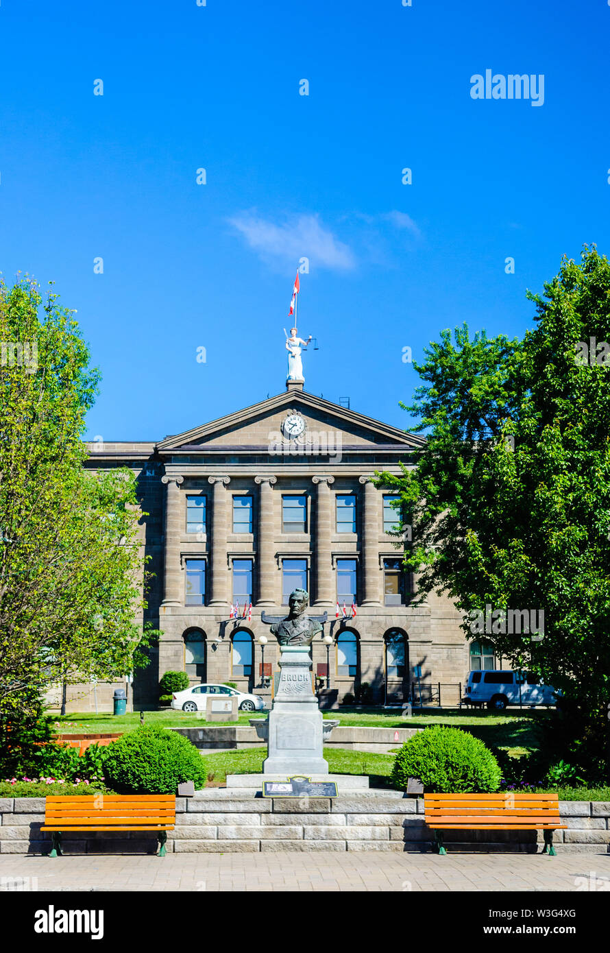 BROCKVILLE, Ontario, Canada - 19 giugno 2018: la county court house si affaccia su di un monumento di Sir Isaac Brock, ed è un sito storico. Foto Stock