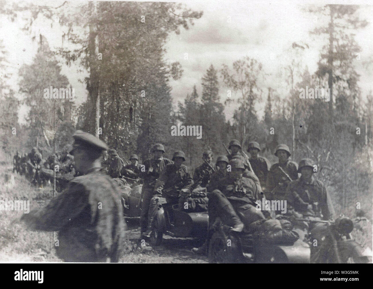 Waffen SS i motociclisti in camuffamento camici sul fronte russo 1941 Foto Stock