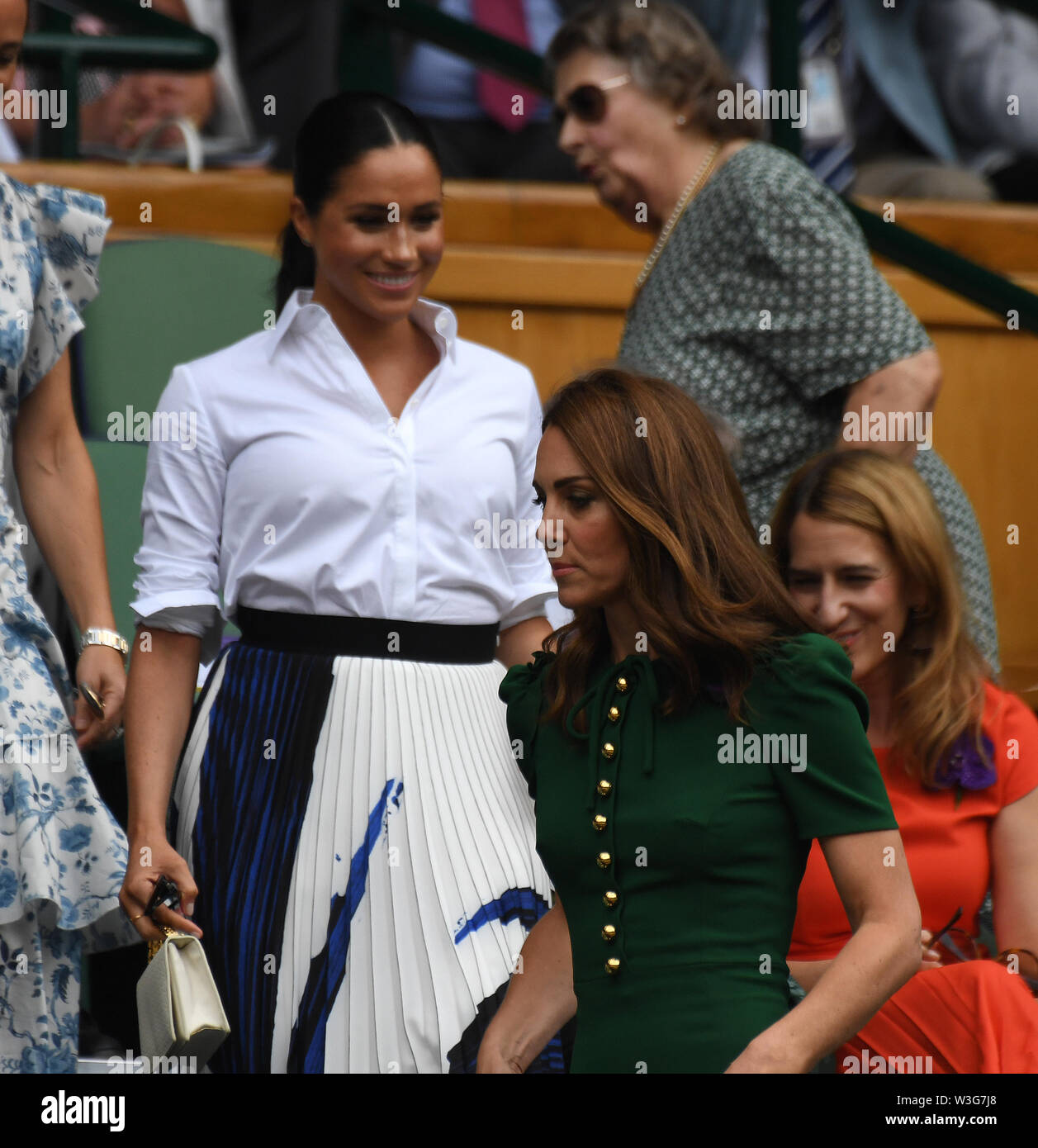 Londra Inghilterra 13 luglio 2019 i campionati di Wimbledon 2019 13072019 Katherine Duchessa di Cambridge, Meghan Duchessa di Sussex arrivare a guardare Ladi Foto Stock