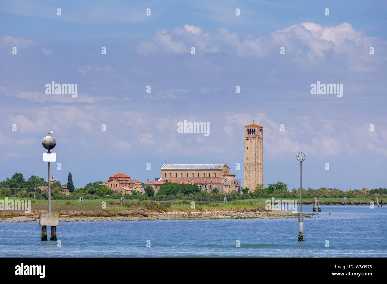 Vista di Torcello, una piccola isola nella laguna di Venezia, Venezia, Italia con la Cattedrale di Santa Maria Assunta, di Santa Fosca e il campanile (campanile) Foto Stock